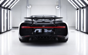 Автомобиль Bugatti Chiron Noire 2020 года вид сзади