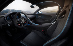 Салон черного автомобиля Bugatti Chiron Pur Sport 2020 года