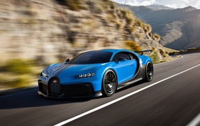 Голубой быстрый автомобиль Bugatti Chiron Pur Sport 2020 года на трассе 