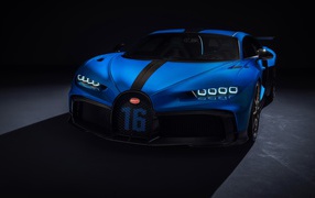 Быстрый дорогой автомобиль Bugatti Chiron Pur Sport 2020 года на черном фоне