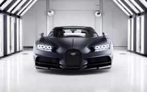 Серебристый автомобиль Bugatti Chiron Noire 2020 года в гараже 