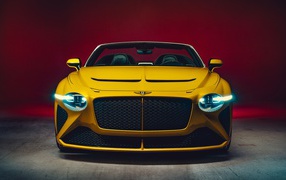 Желтый автомобиль Bentley Mulliner Bacalar 2020 года вид спереди