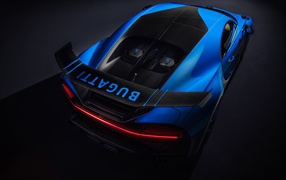 Голубой автомобиль Bugatti Chiron Pur Sport 2020 года вид сверху 