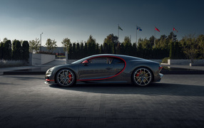 Серый автомобиль Bugatti Chiron CGI в парке
