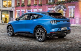 Синий внедорожник Ford Mustang Mach-E 4 First Edition 2020 года вид сзади