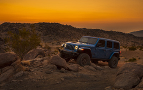 Автомобиль Jeep Wrangler Unlimited Rubicon 392, 2021 года на камнях