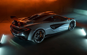 Спортивный автомобиль  McLaren 620R 2021 года вид сзади
