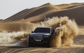 Черный автомобиль Rolls-Royce Cullinan в пустыне