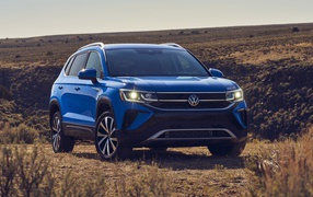Синий автомобиль  Volkswagen Taos, 2022 года на поле 