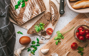 Ржаной хлеб на столе с помидорами  и специями 