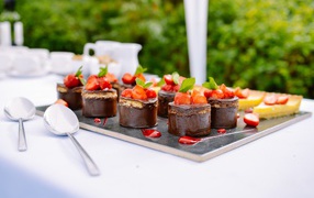 Шоколадное пирожное с ягодами клубники на столе