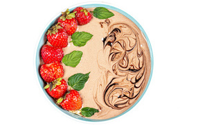 Шоколадный десерт с ягодами клубники на белом фоне