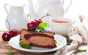 Торт с суфле в шоколаде с ягодами черешни на столе с чаем