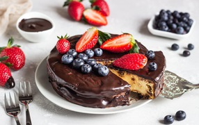 Пирог в шоколаде с ягодами черники и клубники 