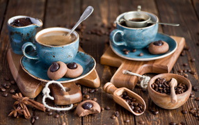 Кофе на столе с печеньем и кофейными зернами