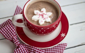 Чашка горячего шоколада с маршмеллоу на столе 