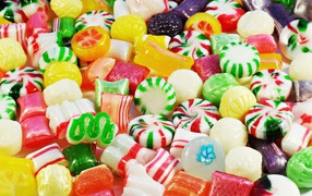Вкусные разноцветные конфеты крупным планом