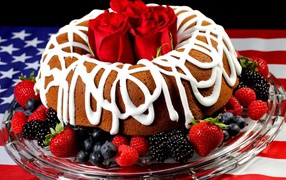 Вкусный пирог на блюде с ягодами и розами