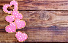 Печенье в форме сердца на деревянном столе