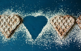 Печенье в форме сердца посыпанные сахарной пудрой