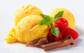 Шарики мороженого с малиной, шоколадом и мятой на белом фоне