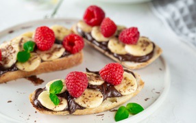 Sandwiches with Chocolate, Bananas and Raspberries