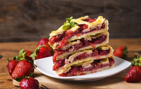 Пирог с ягодами клубники на белой тарелке 