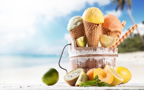 Вкусное холодное мороженое с цитрусовыми на пляже