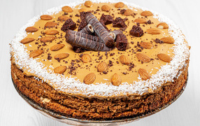 Вкусный вафельный торт с миндалем и шоколадом на белом фоне