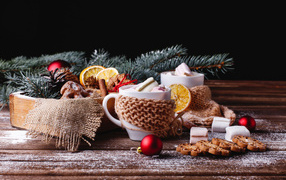 Две чашки какао с маршмеллоу на столе с печеньем на Рождество