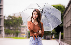 Красивая девушка азиатка с прозрачным  зонтом