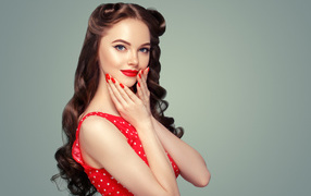 Девушка в красном платье с красивыми длинными волосами