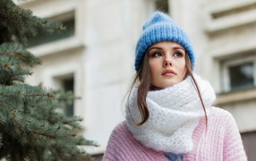 Девушка  в теплой голубой шапке с белым шарфом