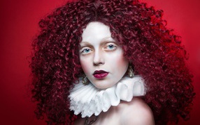 Девушка с красными кудрявыми волосами с белым воротником