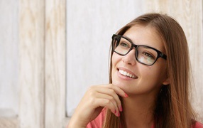 Улыбающаяся  женщина  в очках 