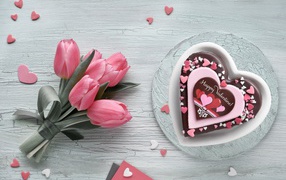 Пирожное и букет розовых тюльпанов для любимой на 14 февраля
