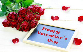 Рамка и букет роз на столе на День Святого Валентина