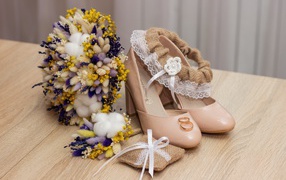Букет цветов, туфли и обручальные кольца 
