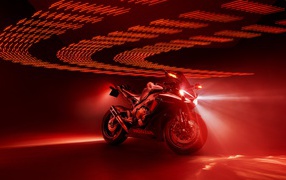 Мотоцикл Honda Fireblade на красном фоне