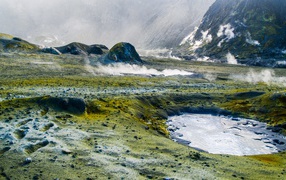 Hot geysers at the foot of the mountains