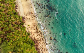 Камни в голубой воде на тропическом пляже