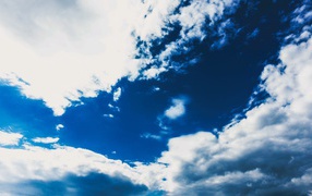 Красивое голубое небо с белыми облаками 