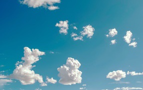 Белые облака в ясном голубом небе