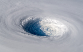 Белый тропический циклон создает воронку 