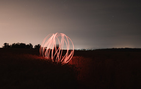 Огненный шар в поле ночью 