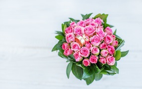 Большой букет розовых роз с золотыми обручальными кольцами