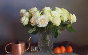 Большой букет белых роз в вазе на сером фоне