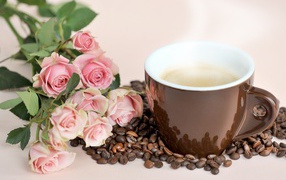 Букет розовых роз с чашкой кофе и зернами