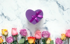 Bouquet of roses with a purple heart-shaped box