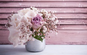 Букет с цветами флоксы и розы в вазе на столе 